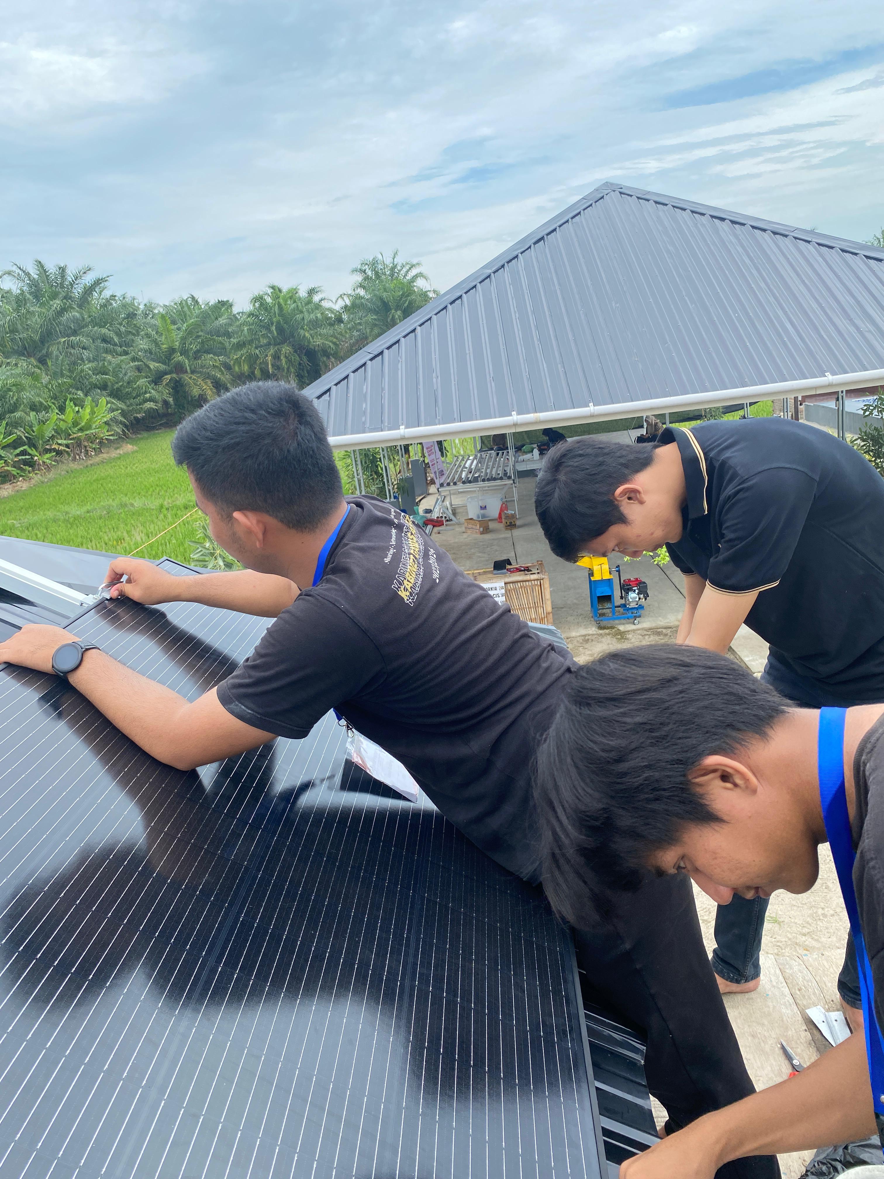 Pembangkit Tenaga Listrik Tenaga Surya (PLTS) Sebagai sumber Listrik Pompa Air untuk Irigasi Hidroponik di Eduwisata Kuta View Desa Kuala Tanjung yang efisien dan ramah lingkungan.